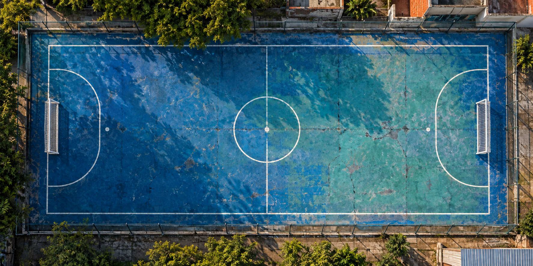 Vista aérea de uma quadra esportiva comunitária